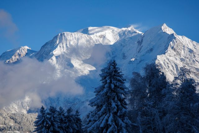 This example adds an empty area (40 pixels) below a mountain BMP photograph without changing its other edges. The new space can later be used to identify the photo location or write the name of the snow-covered mountain. (Source: Pexels.)
